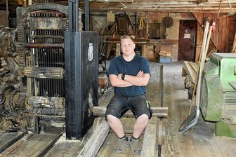 23-Jähriger führt Sägewerk in Siebenbrunn in sechster Generation - Willy Kollmus übernahm den Betrieb 2020 in sechster Generation und benannte ihn mit seinen Initialen.