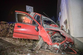 23-Jähriger landet mit seinem Subaru an Hauswand - 
