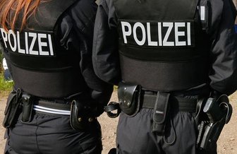 23-Jähriger randaliert und schlägt Kunden - 