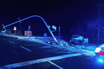 23-Jähriger unter Alkohol fährt in Weischlitz Ampelmast um - Der Ampelmast an der Taltitzer Straße in Weischlitz nach dem Unfall vom frühen Donnerstagmorgen.