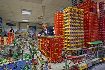 23. Lego-Weihnachtsausstellung in Glauchau mit vielen Neuheiten - Maik Schenker in der Lego-Weihnachtsausstellung im vergangenen Jahr.