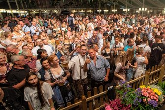 23 richtig gute Nachrichten aus dem Jahr 2023 im Vogtland - Daumen hoch: 2023 hatte auch seine guten Seiten - zum Beispiel die fulminante 2. Sternquell-Wiesn.