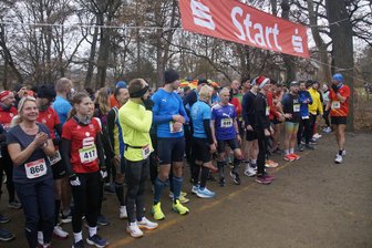 23. Zwickauer Adventslauf wartet mit Teilnehmerrekord, Bestzeiten und einem ganz besonderen „Klassentreffen“ auf - Mit 276 Starterinnen und Startern stieß der Hauptlauf über 10 Kilometer am Sonntag auf die größte Resonanz.