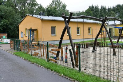 Im vorderen Bereich des Kitageländes in Zethau stehen den Mädchen und Jungen verschiedene Schaukeln zur Verfügung.