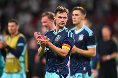 Joshua Kimmich applaudiert nach dem Testsieg gegen Finnland. (Archivbild) 