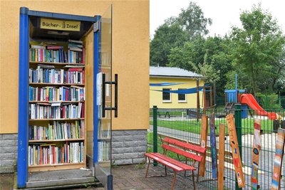 An der Kita „Ankerplatz" in Zethau gibt es eine Bücherzelle für das ganze Dorf.