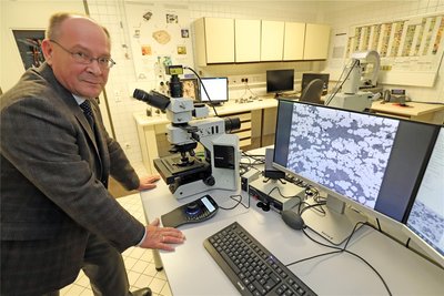 Diplom-Geologe Oleg Popov in dem Labor, in dem die einzelnen Minerale genauestens untersucht werden.