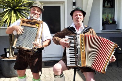 Musikexperten: Das Zwio Scandalli unterhielt in der Gärtnerei Kutzke in Hohenfichte die Gäste.