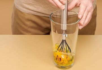 Nicht jeder Schneebesen passt in  jedes Gefäß. Der Express Whisk von Mastrad schafft das mit einem Einstellrädchen am Stiel.