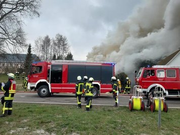 Am Diesntagmorgen hat ein Wohnhaus an der Hauptstraße in Voigtsdorf gebrannt.