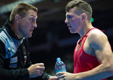 Der Ex-Olympiasieger und Weltmeister Maik Bullmann (l.) betreute ErikLöser schon bei der Junioren-WM 2019 im estnischen Tallinn. Nach einem knapp verlorenen Viertelfinale belegte der Neu-Markneukirchener damals den 7. Platz. 