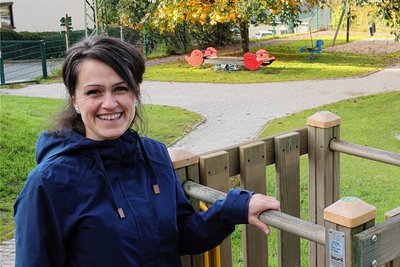 Kita-Leiterin Susann Goldmann freut sich wie ihr Team und die in der Kita betreuten Mädchen und Jungen über den schönen Außenbereich.  