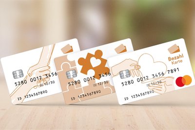 Ansicht von drei Kartendesigns einer PayCenter Bezahlkarte, die als mögliche Bezahlkarte für Geflüchtete dienen könnte.