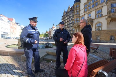 Andreas Hertzsch (Mitte) und Bürgerpolizist Jörg Rosenthal im Gespräch mit Bürgern.