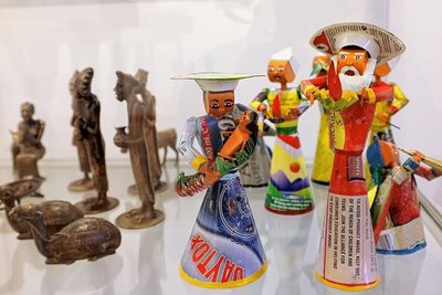Die Sammlung von Marita Pesenecker vereint klassische und moderne Darstellungen. Rechts eine aus Blechdosen recycelte heilige Familie aus Mali, links im Hintergrund eine Bronzearbeit aus Kamerun.
