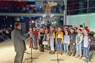 Der Chor der 5. Klasse des Gymnasiums unter der Leitung von Tilo Lindner. 