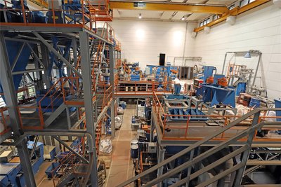 Eine der großen Hallen des Instituts für Aufbereitungsmaschinen und Recyclingsystemtechnik.