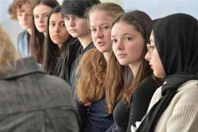 Sieben Zehntklässler des Geschwister-Scholl-Gymnasiums Freiberg gestalteten am Samstagnachmittag gemeinsam eine berührende Veranstaltung zum Holocaust-Gedenktag im Landratsamt Freiberg.