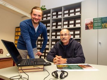Forschen für das Buch: Andreas Krone (rechts) und Clemens Uhlig recherchieren regelmäßig im Stadtarchiv.