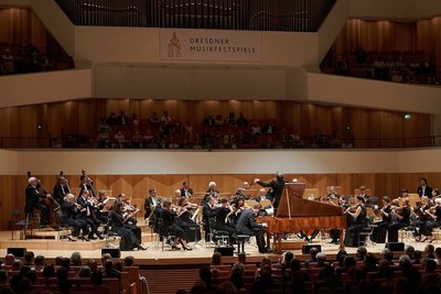 Mit einem ungewöhnlichen Soloinstrument auf dem Podium des Dresdner Kulturpalastes wurden die 45. Musikfestspiele eröffnet.