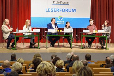Das Leserforum in einem neuen Format: Weil sich mit Judith Sandner (rechts) nur eine Kandidatin zur Wahl stellt, hatte sich Thorald Meisel (links) Menschen aus der Stadt aufs Podium eingeladen: Von links: Julia Karbstein (Sportcampus), Frank Meltke (Weltmeister-Manufaktur), Yvonne Deglau (Musikpädagogin) und Finn Stark (Sportcampus).
