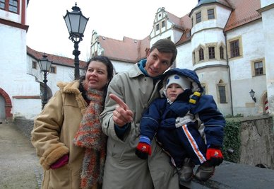 
              <p class="artikelinhalt">Nach dem ersten Unterricht im Gymnasium hat Stanlai Braun mit seiner Frau Patricia und Sohn Thiago das Glauchauer Schloss besucht.</p>
            