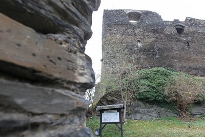 Gleich gegenüber dem Eingang der Elsterberger Burganlage zeigen sich Risse im Mauerwerk.