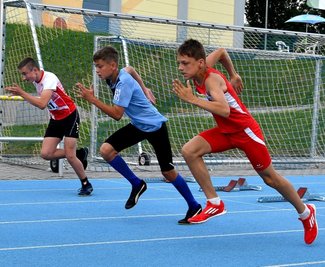Christoph Rößler (r.) vom TSV Fortschritt Mittweida gewann bei den Regionalmeisterschaften in zwei Wettbewerben - über 800 m und im Speerwerfen.