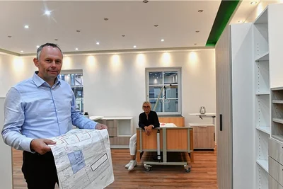 Eckehard und Simone Schab in einer der Musterwohnungen im ehemaligen Kaufhaus am Freiberger Untermarkt. In dem Komplex sollen ab 2. Quartel nächsten Jahres bis 90 Menschen betreut wohnen können. 