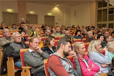 Blick in die gut gefüllte Aula: Etwa 120 Interessierte waren beim Leserforum mit dabei.