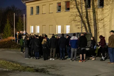 Vor dem Einlass zum Konzert von Stainless Steel hieß es Schlangestehen.