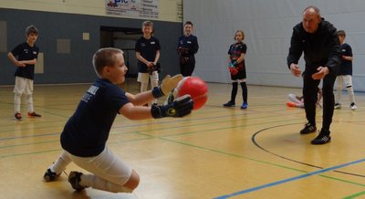 Der frühere Profikeeper Perry Bräutigam (rechts) trainiert hier mit Nils Körner vom FSV Bau Weischlitz. Eine Woche lang gastierte die Fußballschule von Bundesligist RB Leipzig in Oelsnitz. 