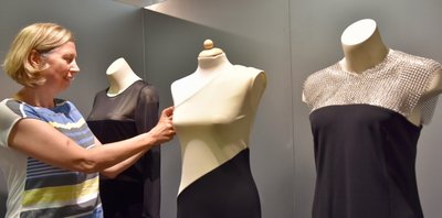 Museumsmitarbeiterin Gabriele Pabstmann dekoriert drei Modelle, die die Gestalterin Hella Erler entworfen hat.