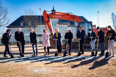 Erster Spatenstich im März 2022: Auch die Schulleiterinnen Sabine Opitz und Katrin Fischer (von links) packten mit an.