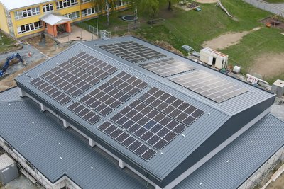 Produziert Strom auf dem Dach der Drebacher Sporthalle neben der Grundschule: mit 91 Kilowatt installierter Leistung die bislang größte von neun PV-Anlagen der Genossenschaft.