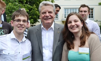 Philipp Hartewig und Sorniza Marinova wurden am Montag auf Schloss Bellevue von Bundespräsident Joachim Gauck für ihr Engagement für Demokratie ausgezeichnet.