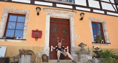 Die Rochhausmühle blickt im Juli 2021 auf ihre 500-jährige Ersterwähnung zurück. Der heutige Besitzer Ralph Geisler hat in der Geschichte nachgeforscht. Der Eingang zum historischen Gebäude ist sein Lieblingsplatz.