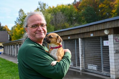Jens von Lienen leitet seit 1996 das Chemnitzer Tierheim, in dem er seit 1991 tätig ist. Seit damals wurden mehr als 9000 Hunde, wie hier Molly, in der Einrichtung abgegeben. Für sein Engagement wurde der Chemnitzer am Donnerstag von Ministerin Petra Köpping ausgezeichnet. 