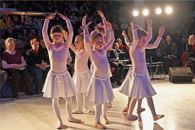Die Ballettmädchen der Kita und  der 1. Klassen eröffneten den Tanz-Reigen. 