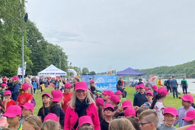 Schulleiterin Karla Weber (Mitte) hatte sich für die Mädchen und Jungen der Werdauer Gerhart-Hauptmann-Grundschule etwas besonderes ausgedacht: Dank der pinkfarbenen Basecap waren die stets gut zu erkennen.