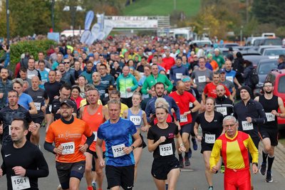 Das Foto vom Herbstlauf 2024 zeigt den Start des 10-Kilometer-Rennens. Allein für diese Distanz liegen in diesem Jahr etwa 1000 Anmeldungen vor.