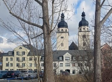 Vom Topfmarkt blickt man auf die Johanniskirche.