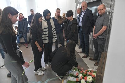 Zur Gedenkveranstaltung legten die Gymnasiasten Blumen am Gedenkstein für Werner Hofmann, einen Freiberger Juden und Leiter des ehemaligen Porzellanwerkes, nieder.