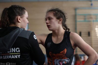 Naemi (links) und Aliya Leistner geben sich gegenseitig immer wieder Tipps auf der Ringermatte.