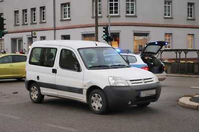 Bei einem Unfall im Chemnitzer Stadtteil Hilbersdorf ist am Donnerstag eine Jugendliche verletzt worden.