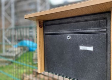 Immerhin: Einen Briefkasten gibt es bereits.