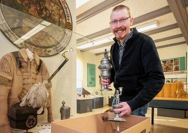 Museumsleiter Lasse Eggers packt in Olbernhau beim Umzug mit an. 
