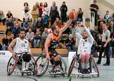 Das Team von RB Zwickau um Edgaras Ciaplinskas (rechts) und Daniel Bigu (links) hofft am Samstag wieder auf gut gefüllte Ränge. 