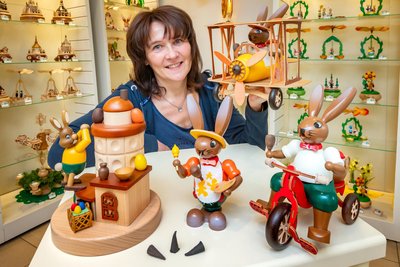 Sandra Zeidler, Inhaberin der gleichnamigen Seiffener Firma, zeigt Osterräucherhäuser und Räucherosterhasen. Osterprodukte machten aktuell aber nur noch etwa fünf Prozent des Gesamtumsatzes aus.