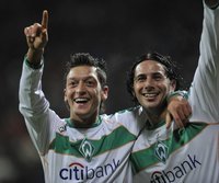 Claudio Pizarro (r.) sichert Werder UEFA-Cup-Teilnahme